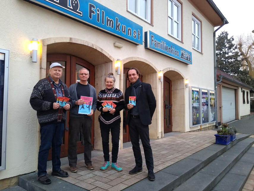 4 Personen stehen vor dem Kino in Bad Driburg und werben für den Film 'Juden aus Breslau'.