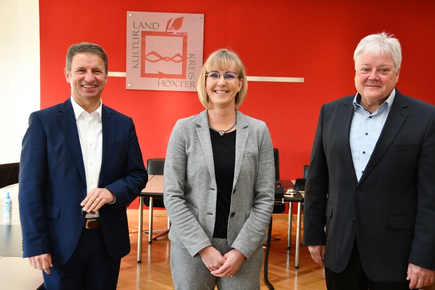 Landrat Michael Stickeln, Fachbereichsleiter Klaus Brune mit der neuen Abteilungsleiterin der sozialen Dienste des Kreises Höxter, Diana Kohaupt.