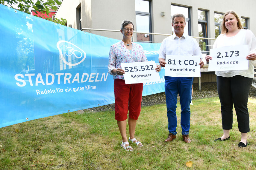 Martina Krog, Landrat Michael Stickeln und Carolin Röttger stehen vor einem Banner mit der Aufschrift 'Stadtradeln'.