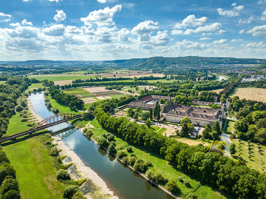 Wundervolle Drohnenaufnahme mit Blick auf die Weser und das Schloß Corvey