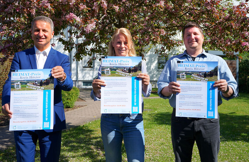 Landrat Michael Stickeln, Katharina Serinelli und Sascha Atteln halten Plakate in den Händen.