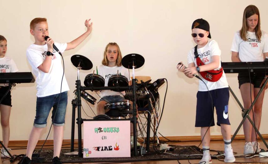 Die Grundschulband „Monkeys on Fire“ der von einem Dorfverein betriebenen Grundschule St. Walburga begeisterte mit Rap Rock Songs. Foto: Kreis Höxter